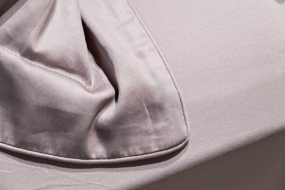 Простыня сатиновая на резинке 160х200х30см пудреная роза