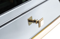 Консоль зеркальная с двумя ящиками и золотистой отделкой Консоль зеркальная с двумя ящиками и золотистой отделкой