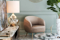 Лампа настольная с кремовым абажуром Лампа настольная с кремовым абажуром