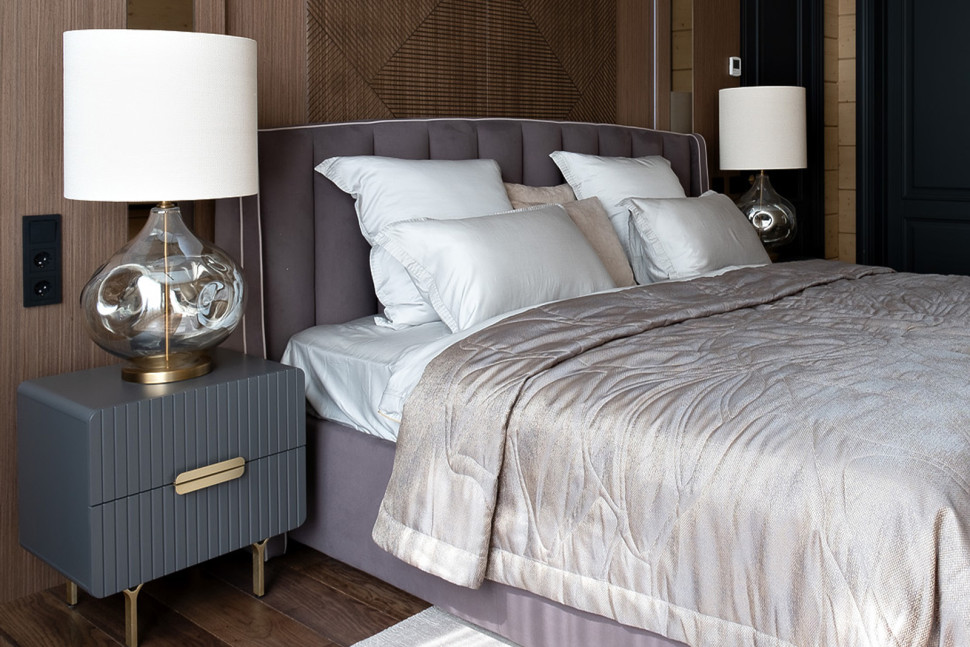 Лампа настольная с кремовым абажуром