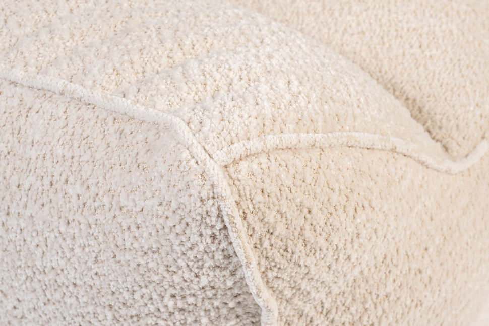 Кресло светло-бежевое