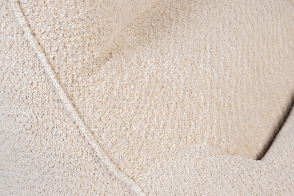 Кресло светло-бежевое