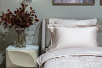 Веточка эвкалипта с цветами бордовая Веточка эвкалипта с цветами бордовая