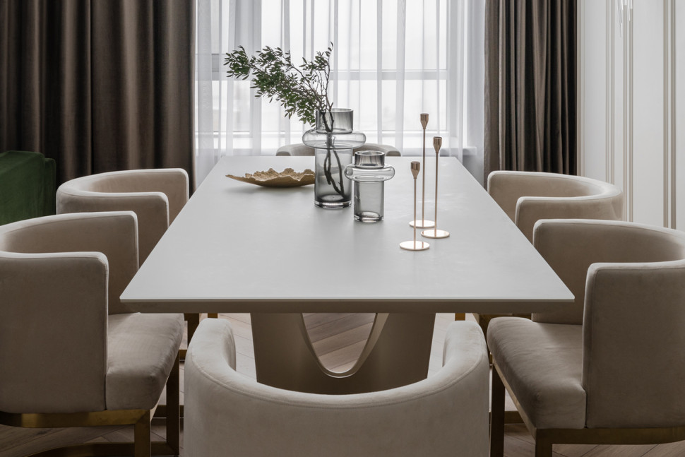 Стул на металлическом каркасе светло-бежевый