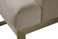 Стул на металлическом каркасе светло-бежевый