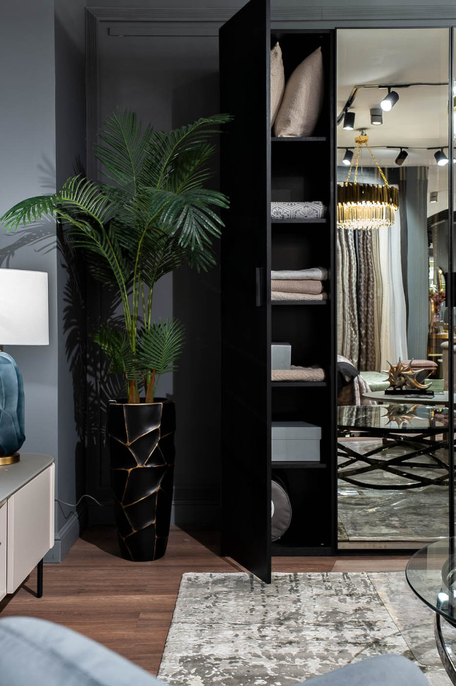 Шкаф однодверный с полками черный