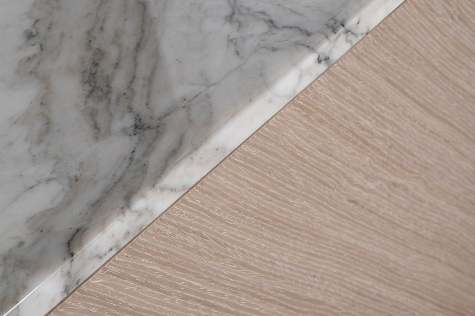 Тумба под телевизор светлый шпон/мраморная столешница